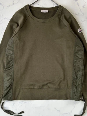 Olivgrön sweatshirt från Moncler - Mycket gott skick, passar S/XS. Äkta självklart. 