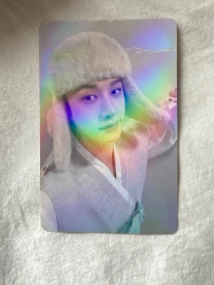 Stray Kids 5th Fanmeeting photocard - Photocard från Stray Kids 5th Fanmeeting SKZ 5 O'Clock på BangChan. Kortet har en regnbågseffekt. Perfekt för samlare av K-pop merch. Små skador på som man ser på bilderna.