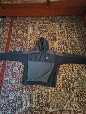 Svart grå nike hoodie lite sönder vid snöret PRIS KAN DISKUTERAS  - Svart grå nike hoodie size L skönt inuti PRIS KAN DISKUTERAS 