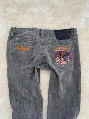 Grå unika bootcut jeans - Utsydda och uppsydda själv. Midjan rakt över: 36cm. Innerben: 77cm 