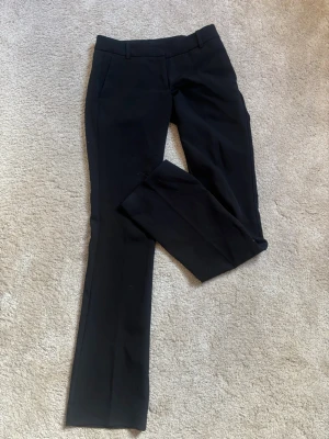 bikbok lågmidjade kostymbyxor  - Väl använda, men bra skick. Storlek 34 Tall.