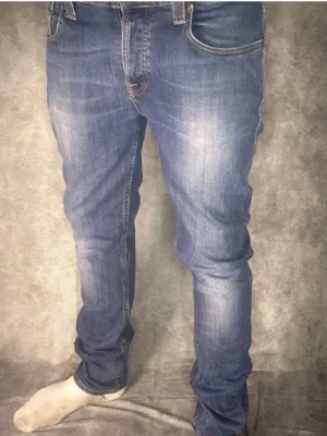 Nudie jeans - Säljer nu ett par feta nudie jeans. I modellen grim tim. Mycket fint skick. Storleken är 32/34 men sitter som 31/32. Hör av er vid frågor eller funderingar!🙌