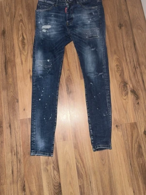 Dsquared2 Jeans - Säljer mina dsquared2 jeans. Köpte dem nyligen men dem passar inte de en knapp har åkt av på bakfickan satt ficken är hänger lite men går enkelt att fixa så säljer dem väldigt billigt!🙌 Ops Möts endast upp i Nacka forum Stockholm 🙌🙌