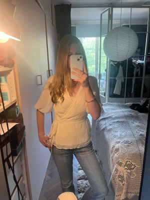 Vit omlottblus med knytband - Vit omlottblus från Vera Moda. St S och i mycket bra skick. Köpt på vinted helt ny med prislapp men använd en gång av mig. Pris kan diskuteras och skriv vid frågor!
