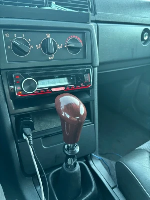 Volvo 7/940 trä växelknopp - Snygg växelspaksknopp i mörkbrunt trä med blank finish. Passar till manuell växellåda och ger en klassisk känsla till bilens interiör. Enkel att montera och ger ett stilrent intryck i kupén.