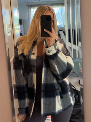 ”Filtjacka” från Zara - Säljer en oversized rutig overshirt från Zara i blått, vitt och grått. Jackan har stora bröstfickor med lock, knäppning framtill och klassisk krage. Materialet är mjukt och borstat, perfekt för lager på lager 💙