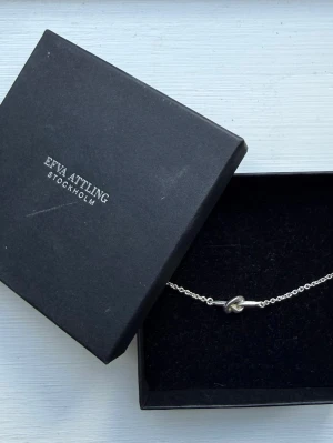 Efva Attling ”Love Knot Bracelet” - Efva Attling ”Love knot Bracelet”. I bra skick, använd några få gånger. Inte tydliga tecken på användning och har tagit hand väl. Org pris 1500kr.