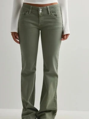 Olivgröna bootcut jeans - Snygga olivgröna bootcut jeans med dubbla knappar och klassiska fem fickor. Jeansen har dekorativa sömmar på bakfickorna och är tillverkade i ett mjukt denimtyg med lite stretch för extra komfort. Lågmidjade