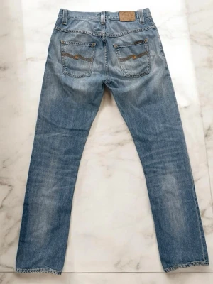 Nudie jeans  - Riktigt snygga Nudie jeans i bra skick. Passformen är åt slimfit hållet och nypris ligger på 1600kr. Storlek W30 L34. 