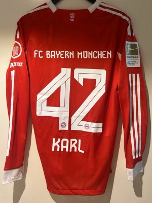 FC Bayern München Lennart Karl #42 - En Bayern München longsleeve med den unga talangen Lennart Karl #42 Spelar Version Storlek L 