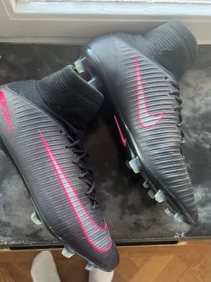 Nike Mercurial superfly 5 - Nike mercurial superfly 5 pitch dark pack. Skorna är i väldigt bra skick. Skriv gärna om ni undrar någonting!
