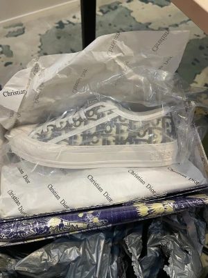 Christian Dior monogram sneakers - Snygga sneakers från Christian Dior helt nya man får med box och påse pris går att DISKUTERA 