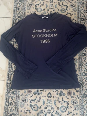 Navy longsleeve från Acne studios - Helt ny, aldrig använd, acne studios longsleeve i extremt snygg färg. Storlek S, tvättlapp är avklippt.