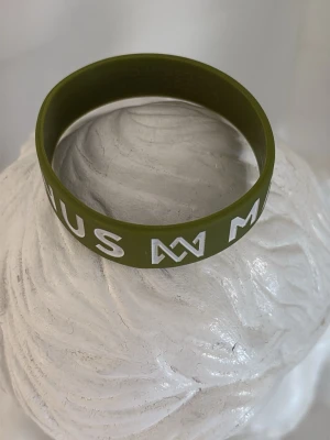 Marcus & Martinus armband - M&M armband i silikon, använt fåtal gånger, skriv privat för flera bilder eller frågor 💞