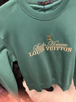 Blå pikétröja från Moncler - Snygg blå pikétröja från Moncler med klassisk krage och tre knappar framtill. Tröjan har korta ärmar och en broderad Moncler-logga på bröstet. Perfekt för en clean och stilren look.