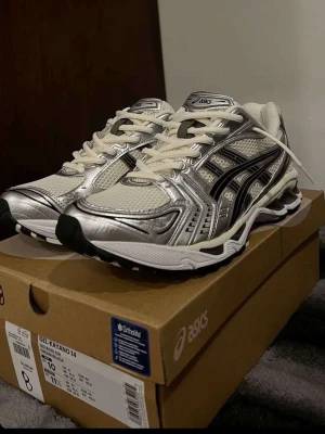 Asics GEL- Kayano 14 cream black - Asics gel kayano cream black, ett par jätte sköna och fräscha skor dem passar till allt och är väldigt bekväma. Skorna är helt nya och storlek 43,5 fast passar 43. Dem kostar 2200 helt nya fast jag säljer för bara 1099. Vid snabb köp går priset att diskuteras. Vid frågor är det bara att höra av sig :)