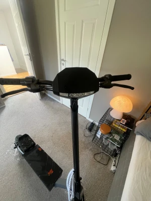 Elscooter Kukirin G2 svart - Säljer en svart elscooter av modellen Kukirin G2 med digital display som visar hastighet, batterinivå och körsträcka. Scootern har breda handtag, robust ram och fotplatta med G2-logga. Perfekt för smidig transport i stan. Säljer den för att köpa något större som en g4.
