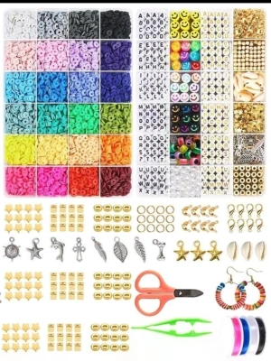 Färgglatt pärlarmbandskit DIY - Stort DIY-kit för armband med massor av färgglada platta och runda pärlor, bokstavspärlor, smileys och olika berlocker i metall och plast. Perfekt för att skapa personliga och trendiga armband med egna texter och mönster. Inkluderar även elastisk tråd, sax och verktyg.