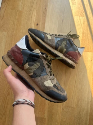 Valentino rockrunner 43,5 - Säljer detta feta par rockrunners. Skicket är som det syns på bilderna! Kom PM för frågor eller fler bilder! Priset är ej hugget i sten.