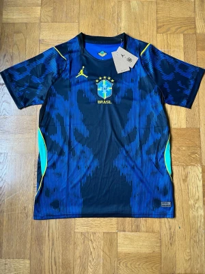 Brasilien bortatröja wc2026 - Brasilien bortatröja wc2026 brand new  with bag size M