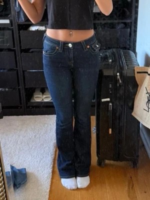 True Religion jeans - Mörkblåa true religion jeans i modellen Becca! Inga defekter.