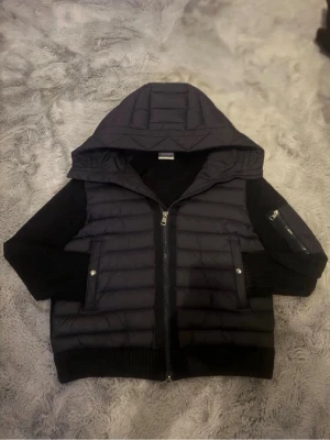 Moncler cardigan  - Moncler cardigan helt perfekt inga skador perfekt för höst vår å sommar storlek s men passar xs kanske inte m väldigt bra kvalite 