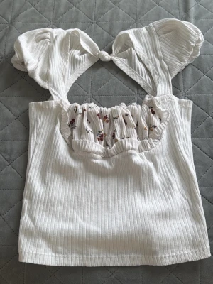 Remolatcha milkmaid ribbad linnetopp - Supersöt vit ribbad linnetopp ❤️❤️