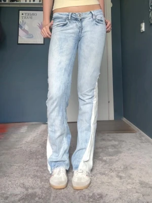 Ljusblå bootcut ltb jeans  - Säljer ett par vintage low waist LTB-jeans i storlek 27/34. Ursprungligen skinny jeans, men jag har själv sytt om dem till bootcut/flared modell. De är väldigt low waist och har en snygg ljus tvätt. Eftersom de är omsydda finns det mindre hål/slitage längs sömmarna vid bootcut-delen (se bilder), men det bidrar också till den vintage-inspirerade stilen. Det är super lätt att fixa, jag orkar bara inte!💞💞 Skriv om du har frågor eller vill ha mer bilder!!  Midjemått: 37cm  Innerbenslängd: 83cm  