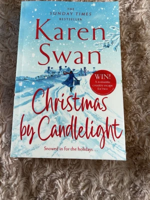Christmas by Candlelight av Karen Swan - En romantisk och vintrig roman av Karen Swan på engelska. Perfekt för dig som gillar mysiga berättelser kring jul och hemligheter som avslöjas. Pocketbok. 