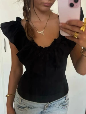 Zara volangbody  - Supervin svart vringad volangbody från zara. Jag är 168 och det är mina bilder, köp via köp nu direkt eller Swish, kvar tills markerad som såld 💖 obs storlek L men passar  M