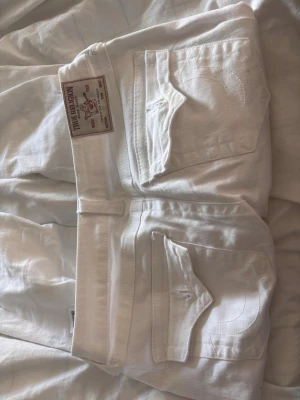 Low waist jeans - Säljer ett par vita jeans från True Religion då dem är förstora för mig men har använts några få gånger. Köpte dem för 1 399kr.