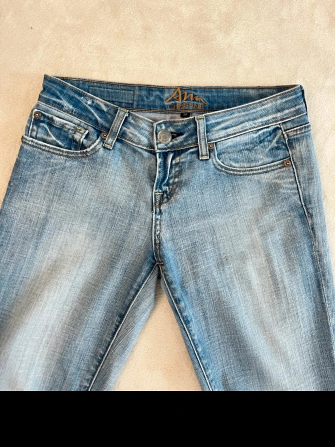Blå bootcut jeans med spetsdetalj - 2