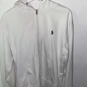 Vit Ralph Laurent zip hoodie  - Säljer en Ralph Laurent zip hoodie för den är för stor för mig, storlek S men stor i storleken. 