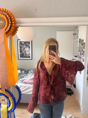Vinröd blus ❣️ - Jättesöt vinröd blus från Pieces men som tyvärr har ett hål. Går säkert att sy igen och annars inga defekter