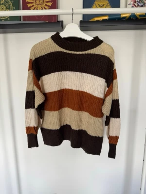 Randig stickad tröja från Monki - Säljer en oversized stickad tröja med breda ränder från Monki!