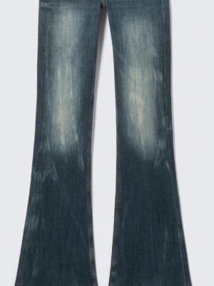 Blå utsvängda jeans med slitningar - Helt ny med prislapp på . Kostar egentligen 400kr säljer de för 300kr. Kan även prata om priset .