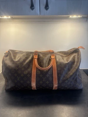 Louis Vuitton Keepall 55L - Säljer nu en oerhört fräsch Louis Vuitton Keepall  Denna väskan är en äldre modell, därför bara en dragkedja. Väldigt sällsynt Storlek 55L  ÄKTA  Väldigt bra skick, små defekter finns, vilket är väldigt vanligt på dessa!🙂 finns en liten skada vid dragkedjan som finns fotat! Utöver det riktigt fint skick!