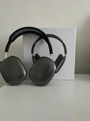 Apple AirPods Max mörkgrå hörlurar - (Pris kan diskuteras )Snygga Apple AirPods Max i mörkgrå färg med stilren design och mjuka öronkuddar. Bygeln är vadderad och har mesh-tyg för extra komfort. Hörlurarna är tillverkade i aluminium och har detaljer i rostfritt stål. Medföljer smart case och laddningskabel.
