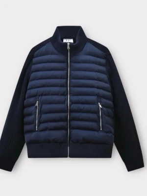 Mörkblå pufferjacka med dragkedja - Snygg mörkblå pufferjacka med quiltad framsida och två fickor med dragkedja. Jackan har ribbade muddar, hög krage och långärmade ärmar. Perfekt för kyliga dagar och ger en sportig vibe.
