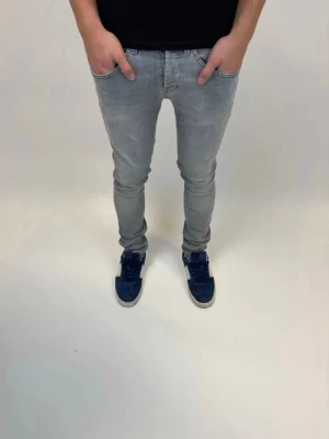 Dondup Jeans George  - Dondup Jeans George! Trendigaste jeansen på marknaden.  Ny pris= 4000 kr Säljs för= 1099 kr