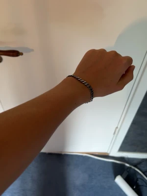 Kedjearmband i silver - Stilrent Armand, kedja i silver. Helt toppform inte nån skada alls, relativt nya fick den i julas men inte används så mycket.