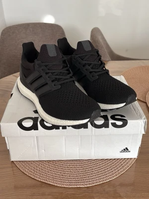 Adidas Ultraboost 1.0 - Adidas Ultraboost 1.0, Skick: 10/10 – helt oanvända, kommer med originalbox. Vid frågor eller intresse, skicka gärna ett DM.
