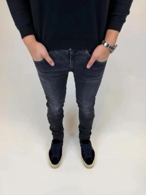 Dondup Jeans George  - Dondup Jeans George! Trendigaste jeansen på marknaden.  Ny pris= 4000 kr Säljs för= 999 kr