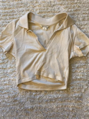 Krag topp - Jag säljer denna fina toppen med krage från Monki då jag inte använder mer alls 😍 Toppen är i storlek xs och har en fin beige färg, den är kort också- som en crop top!! Skriv för mer info ❤️❤️