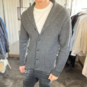 Ralph lauren stickad kofta - Mycket fint skick, inga defekter. Nypris ca 3000kr. Passar dig som är 170-180cm ungefär. Modellen är 185 cm, 75 kg. Alltid billigare pris vid köp av flera varor‼️🙌Svarar alltid på frågor eller funderingar! 
