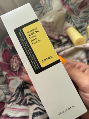 COSRX Advanced Snail 96 Mucin Essence - En populär toner från COSRX med snigelsekretfiltrat, Advanced Snail 96 Mucin Power Essence. Kommer i en vit och gul förpackning, 100 ml. Perfekt för återfuktning och glow i hudvårdsrutinen. ALDRIG ANVÄND