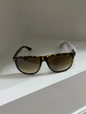 Rayban boyfriend solglasögon  - Sprillans nya raybans! Bästa investeringen passar till alla årstider! Modell 4147 710/51! Storlek:60! Vid minsta fundering kontakta oss ✔️