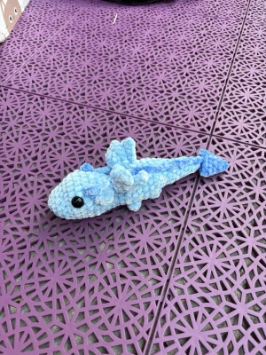 Virkad drake - Virkad med fluffigt garn och Polyesterfyllning. Säkerhetsögon, de rekommenderas inte för barn under 3 år.  Skriv om du undrar något!!🫶🏻