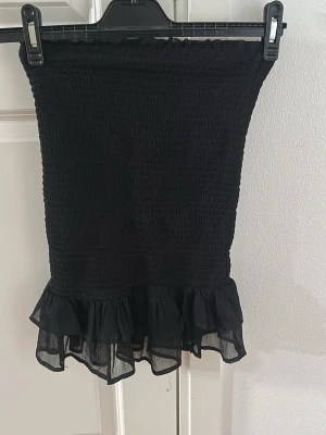 Svart kortkjol med volangkant - Super söt kjol till sommaren som är för liten för mig, använd fåtal gånger och har inga defekter🤗  Storlek XS