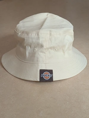  BUCKET HAT , PUCKO  - Cool Bucket hat från PUCKO.  NYTT SKICK ingen prislapp finns kvar på bucket hat. HELT OANVÄND BUCKET HAT 